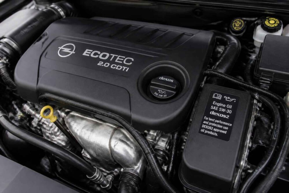 Silnik Opel 2.0 CDTI pod maską Komora silnika Opel z jednostką ECOTEC 2.0 CDTI i oznaczeniem oleju 5W-30