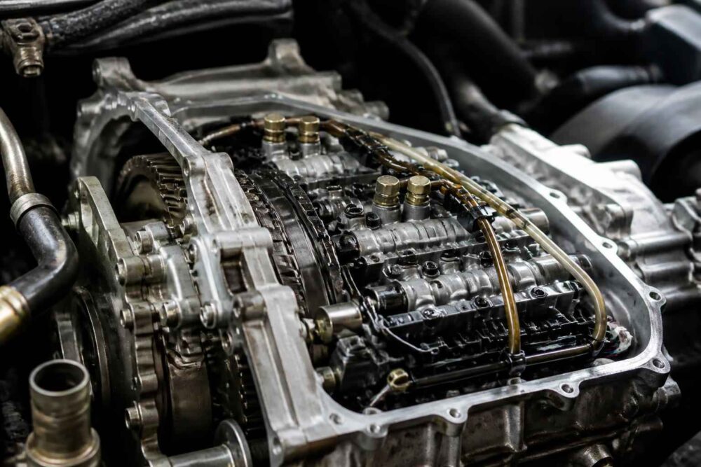 Zespół przekładni automatycznej po demontażu Otwarta przekładnia automatyczna z widocznymi pakietami sprzęgieł, kanałami olejowymi i elementami mechanizmu